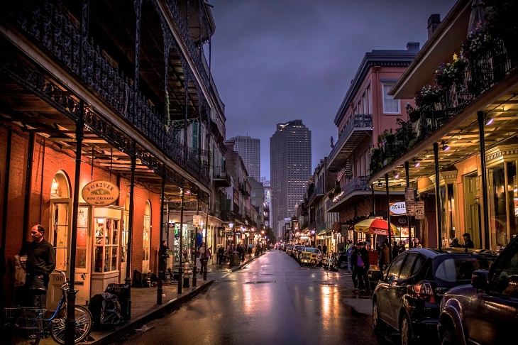 99286041-New Orleans Night Rain